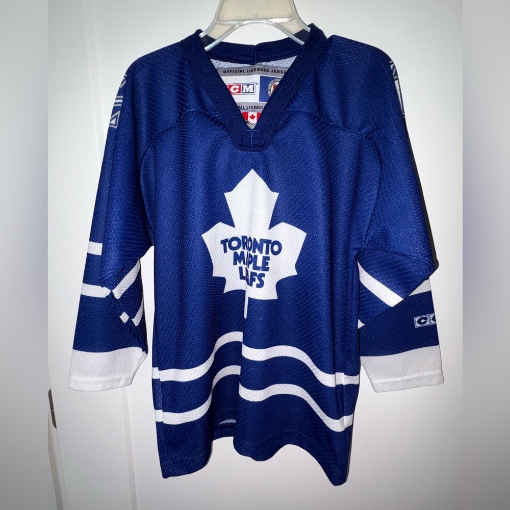 CCM NHL child-one size Toronto Maple Leafs hockey jersey NWOT